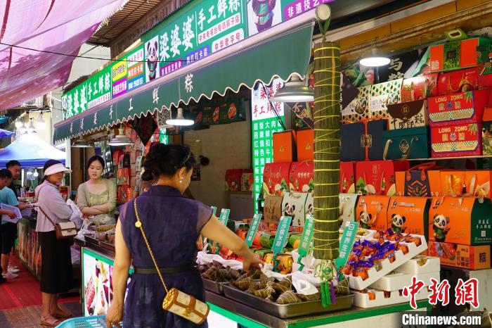 端午節(jié)控え、ちまきの香り漂う馬安東路「ちまき通り」　四川省成都