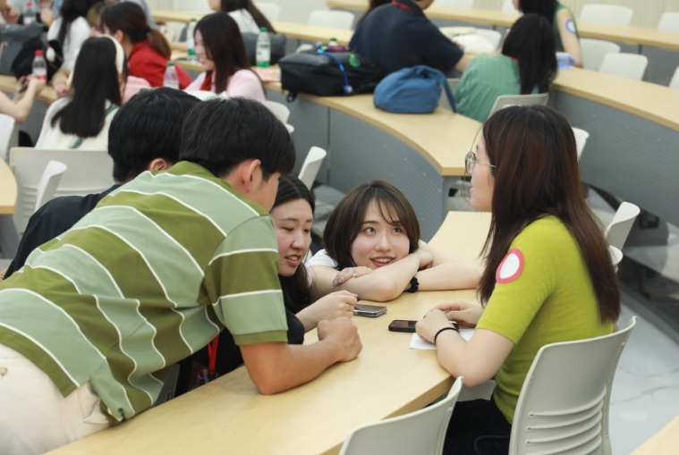 5月13日、北京語言大學(xué)で、中國の大學(xué)生と交流する慶応義塾大學(xué)の學(xué)生?森翔子さん（寫真右から2番目、寫真提供?北京市人民対外友好協(xié)會）。