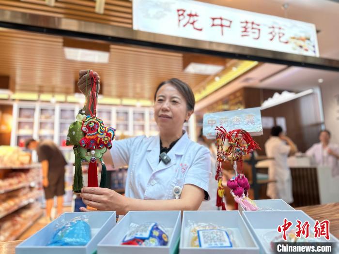 端午節(jié)を前に、甘粛省中醫(yī)學(xué)病院が打ち出した「中醫(yī)薬匂い袋」（5月21日撮影?閆姣）。