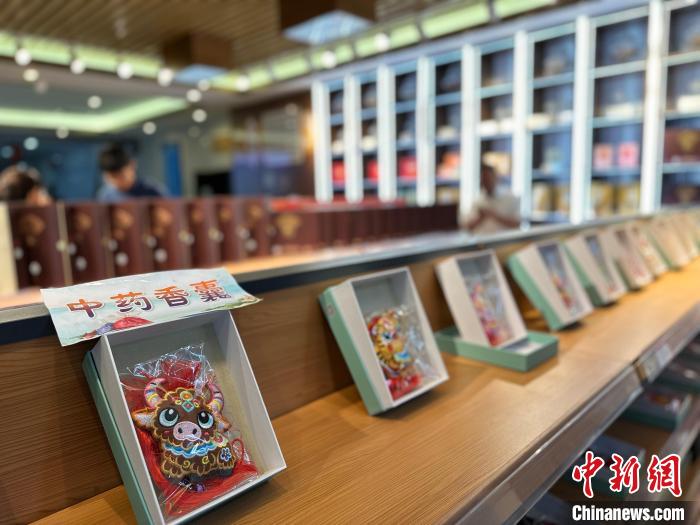 甘粛省蘭州市の甘粛省中醫(yī)學(xué)病院內(nèi)で販売されている「中醫(yī)薬匂い袋」（5月21日撮影?閆姣）。