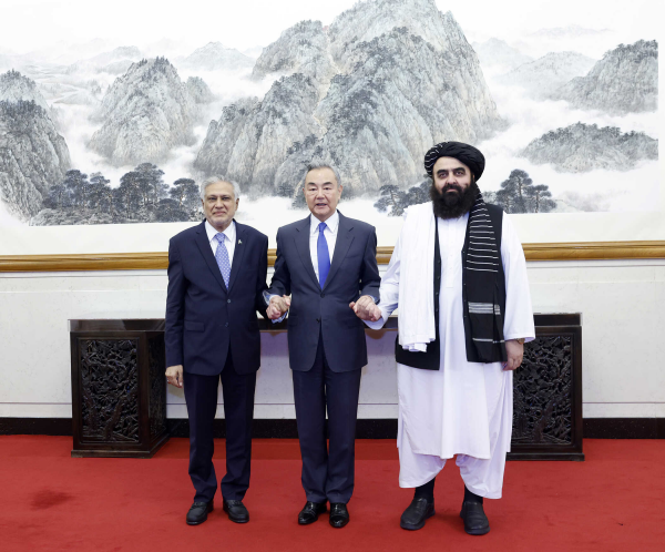 王毅氏が中國?アフガニスタン?パキスタン外相會(huì)合の成果を語る