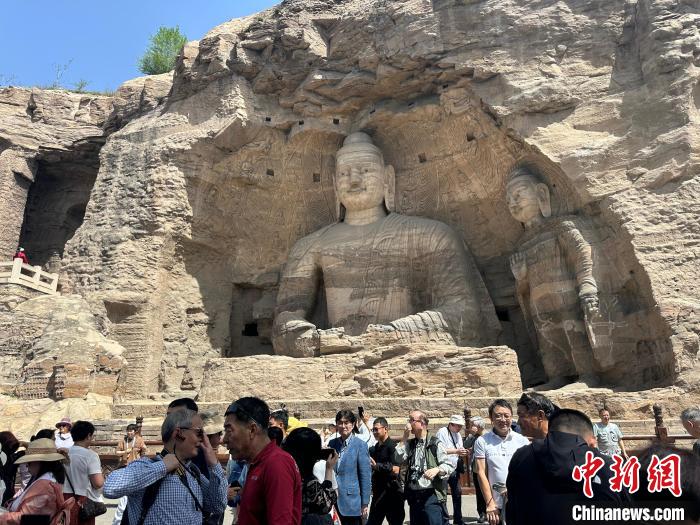 雲(yún)崗石窟を見物する日本の學(xué)者らからなる訪中団（撮影?劉小紅）。