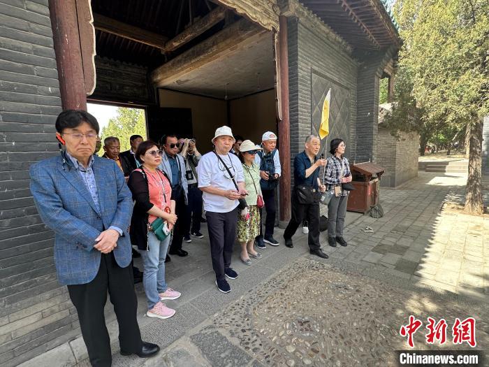 山西省大同市の歴史ある観光スポットを観光する日本の訪中団（撮影?劉小紅）。