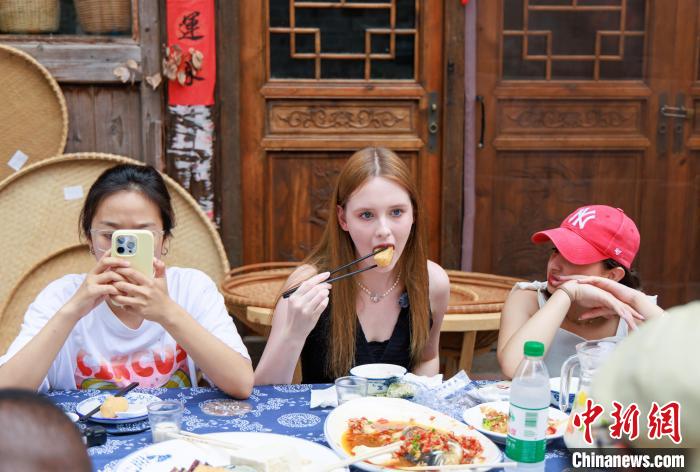 寧海県でご當(dāng)?shù)廿哎毳幛驑Sしむ外國(guó)人観光客（撮影?繆軍）。