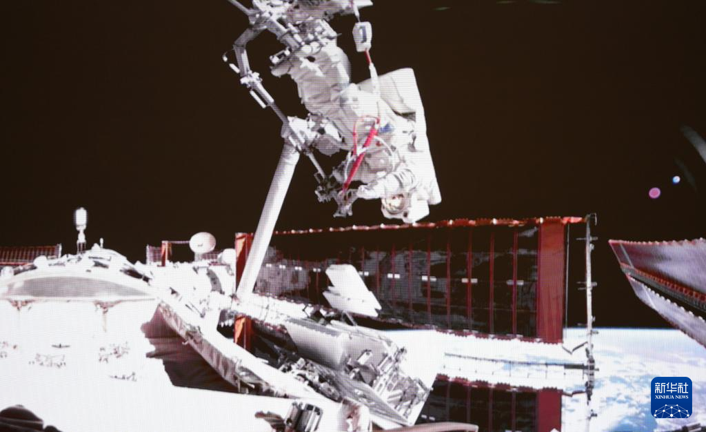22日に北京宇宙飛行制御センターで撮影された「神舟20號」の宇宙飛行士?陳冬氏が宇宙ステーションコンビネーションの船外で作業(yè)する様子。撮影?厲彥辰