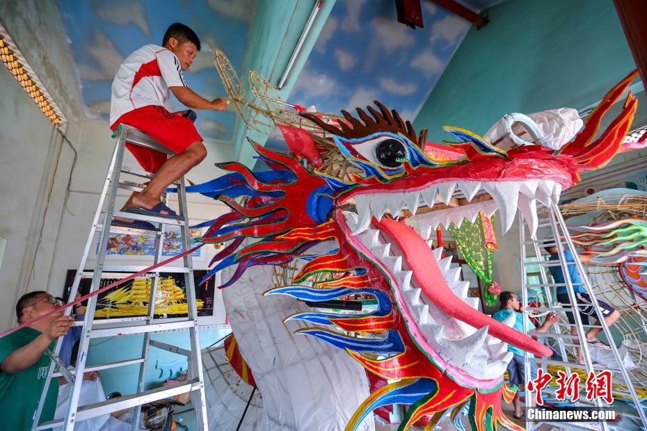端午節(jié)控えピークを迎えたドラゴンボートの船首に飾る「竜頭」制作　海南省臨高