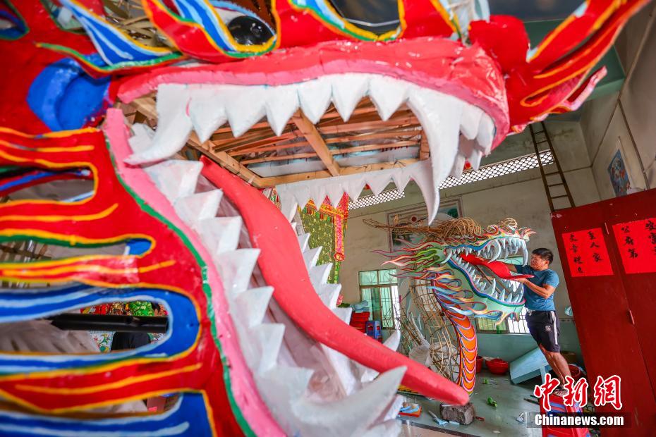 端午節(jié)控えピークを迎えたドラゴンボートの船首に飾る「竜頭」制作　海南省臨高