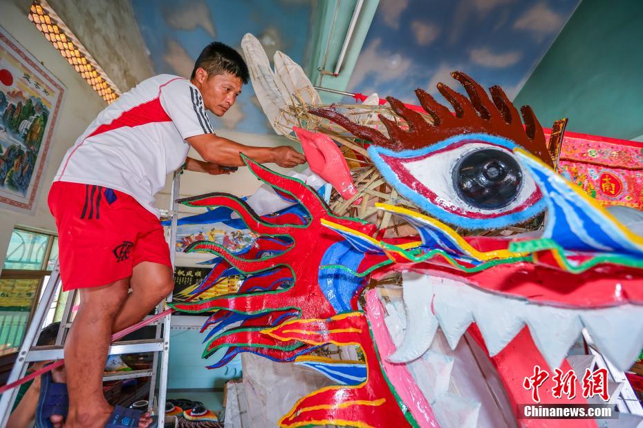 端午節(jié)控えピークを迎えたドラゴンボートの船首に飾る「竜頭」制作　海南省臨高