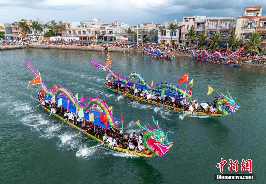 端午節(jié)控えピークを迎えたドラゴンボートの船首に飾る「竜頭」制作　海南省臨高