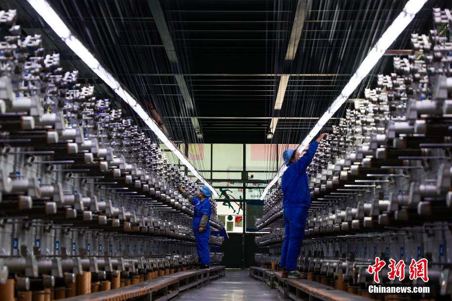 中復神鷹炭素繊維西寧有限公司の炭素繊維生産ライン（5月22日撮影?薛蒂）。