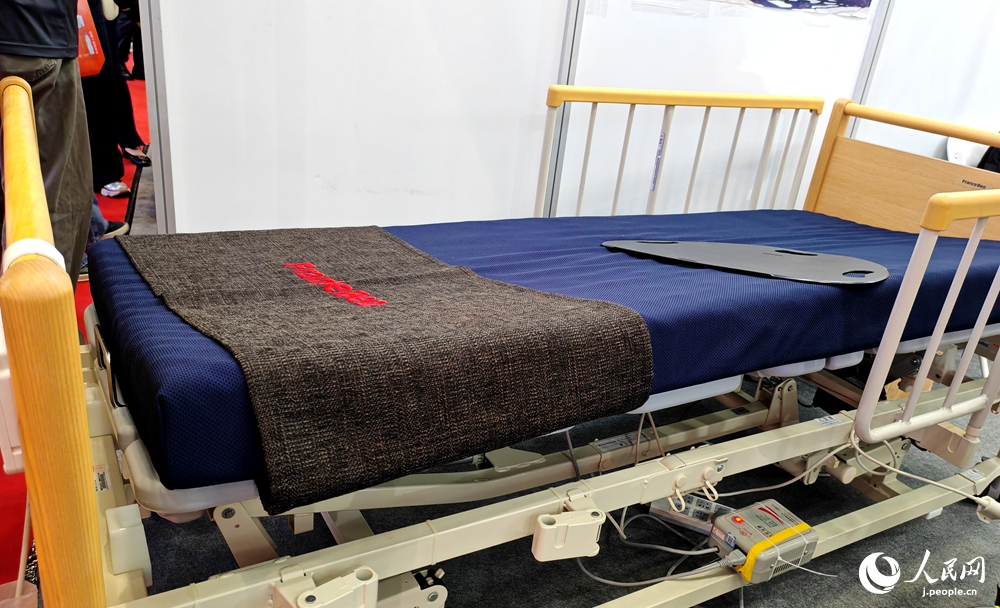 自動(dòng)體位変換機(jī)能付き介護(hù)ベッド（撮影?張靖）