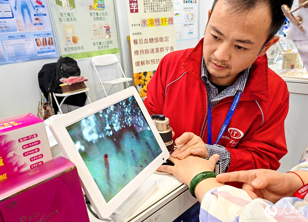 血管の狀態(tài)を確認(rèn)している様子（撮影?張靖）