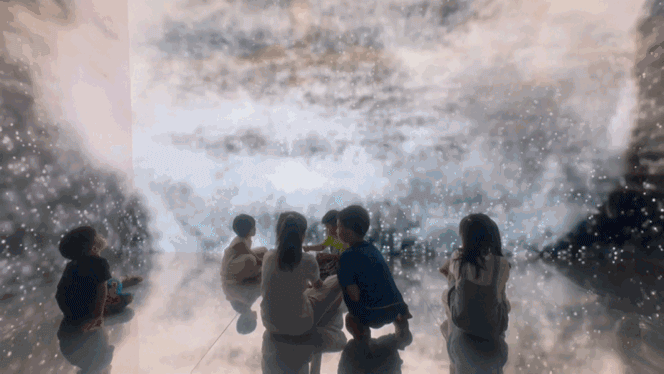 人民網(wǎng)の「夢幻霊境mini版」を體験する子供たち（撮影?任峰濤）。