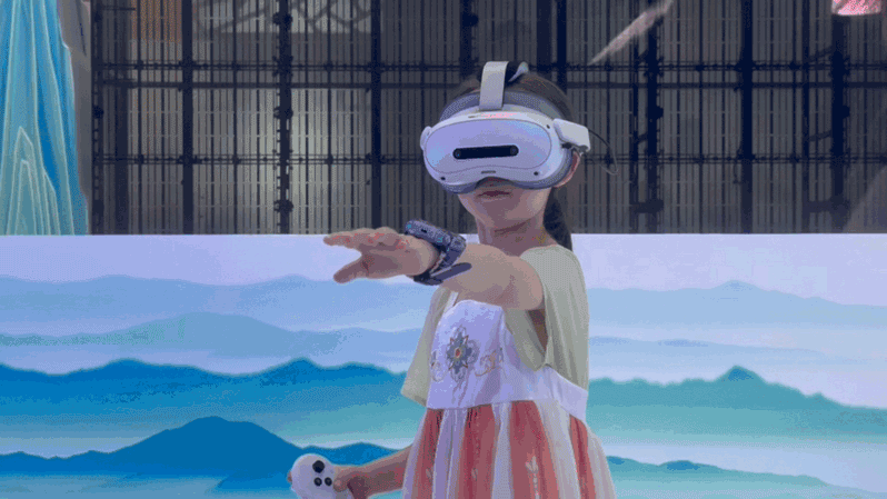 VRゴーグルを體験する女の子（撮影?任峰濤）。