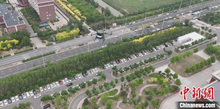 救急用模擬血液を搭載したドローンが飛行中の様子。畫像提供：天津醫(yī)科大學腫瘍病院