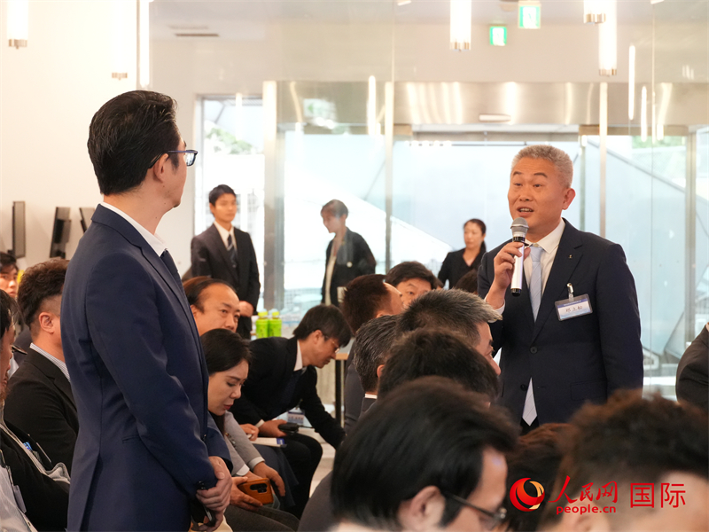 海南省の代表団と積極的に交流する企業(yè)の代表者（撮影?許可）。