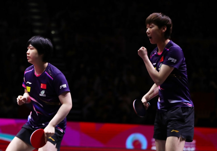 試合中にガッツポーズする王曼昱選手（寫真右）と蒯曼選手（撮影?王東震）。