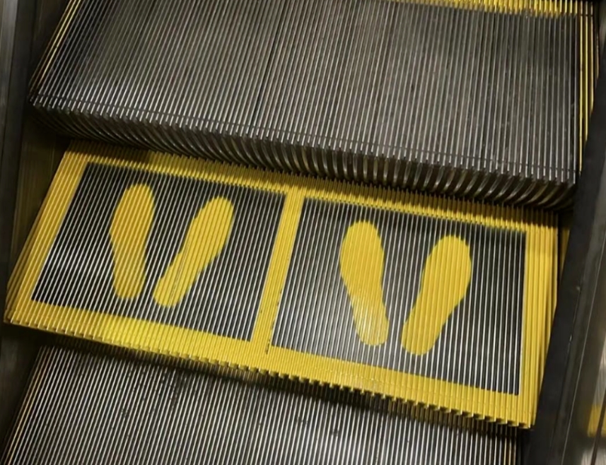 エスカレーターは「左を空ける必要はない」　北京地下鉄が足跡マーク