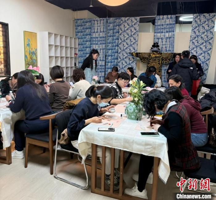 2025年3月、天津市の手作り體験店で貝殻細工のブローチを作る體験者（撮影?張蕓歓）。