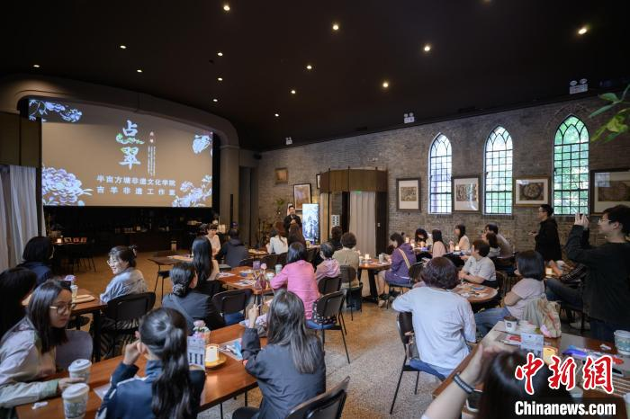 5月11日、天津安里甘蕓術(shù)センターで點翠技蕓を指導(dǎo)する李靖さん（関係者が提供）。