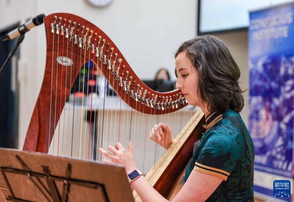 ニュージーランドのヴィクトリア大學ウェリントンで開催された「漢語橋」中國語コンテストで、楽器演奏を披露する出場者（5月24日撮影?孟韜）。