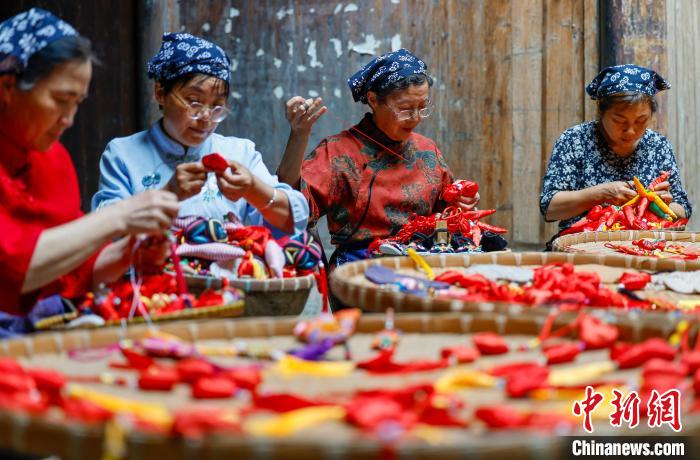 平和と健康への願(yuàn)いを込めたカラフルで美しい「徽州端午錦」　安徽省歙県