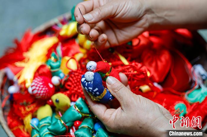 平和と健康への願(yuàn)いを込めたカラフルで美しい「徽州端午錦」　安徽省歙県