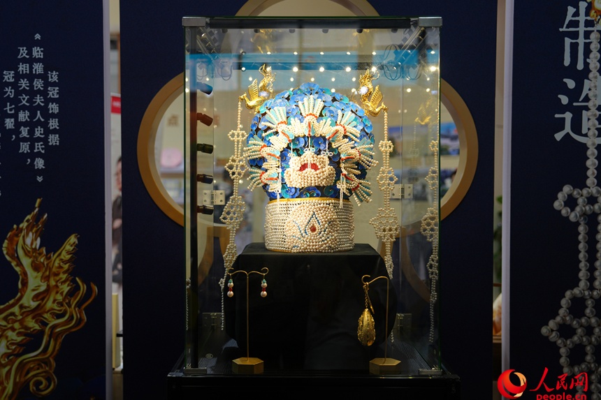 深セン博物館展示エリアに展示された「鳳冠」をモチーフにした髪飾り（撮影?劉森君）。