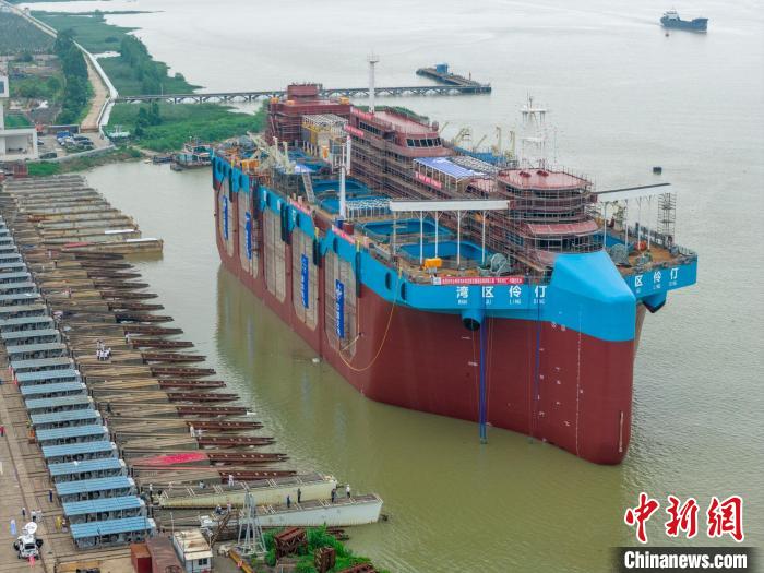 27日、広東省江門市航通造船所で順調(diào)に進水する世界初の自航式水體自然交換型養(yǎng)殖工船「灣區(qū)伶仃」號。撮影?梁冠賢