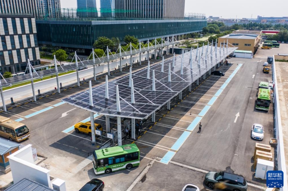 【音聲ニュース】 浙江省北部で最大規(guī)模の一體化路線バス充電スタンドが稼働開始