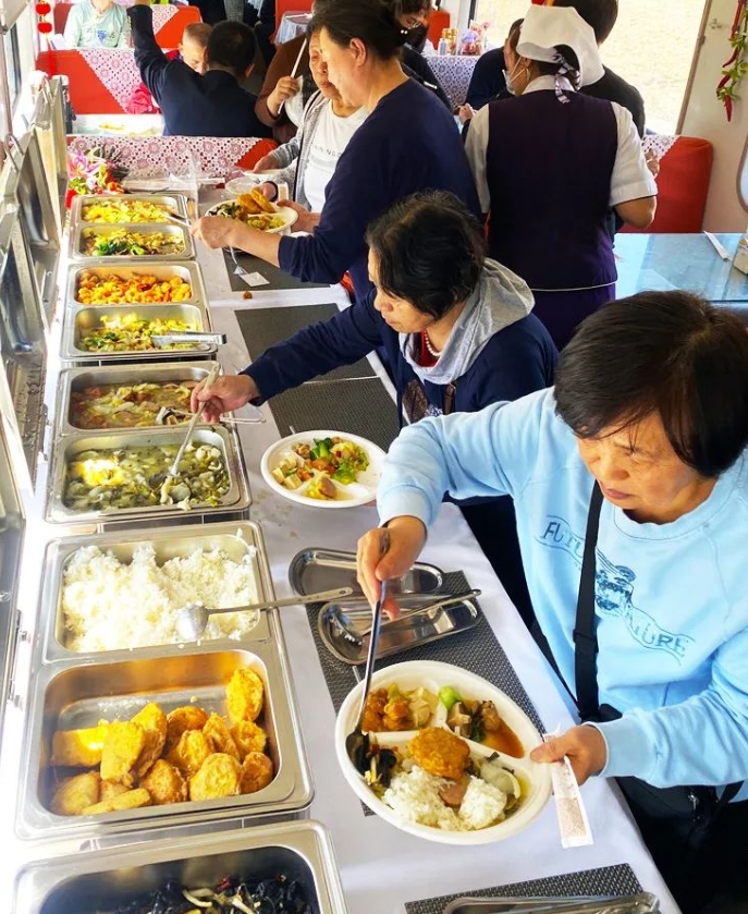 中國の観光列車でビュッフェメニューの提供開始