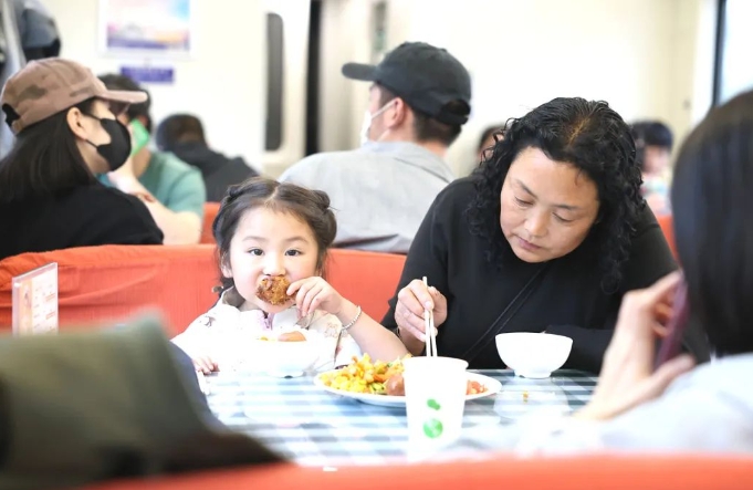 中國(guó)の観光列車でビュッフェメニューの提供開始