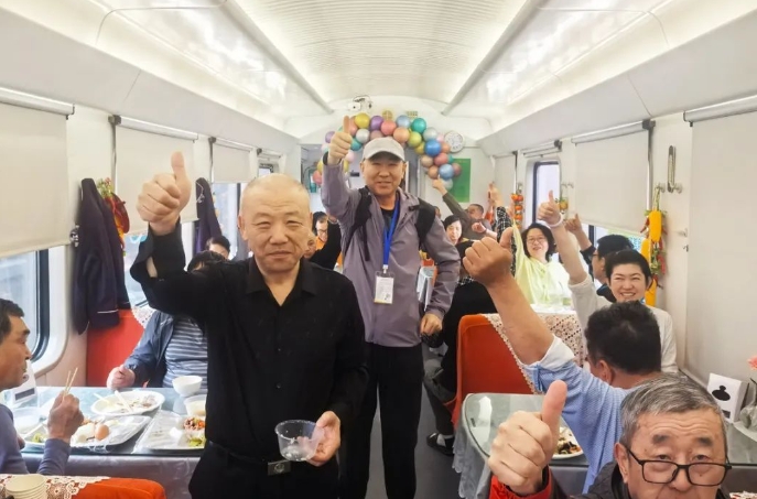 中國の観光列車でビュッフェメニューの提供開始