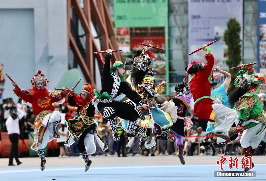 広東省潮州の伝統(tǒng)舞踴「広東潮陽英歌」のパフォーマンス（撮影?王磊）。