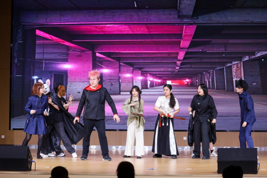 學(xué)部三年2組の作品「大阪廻戦?中日交流編」（寫真提供?北京第二外國(guó)語(yǔ)學(xué)院）