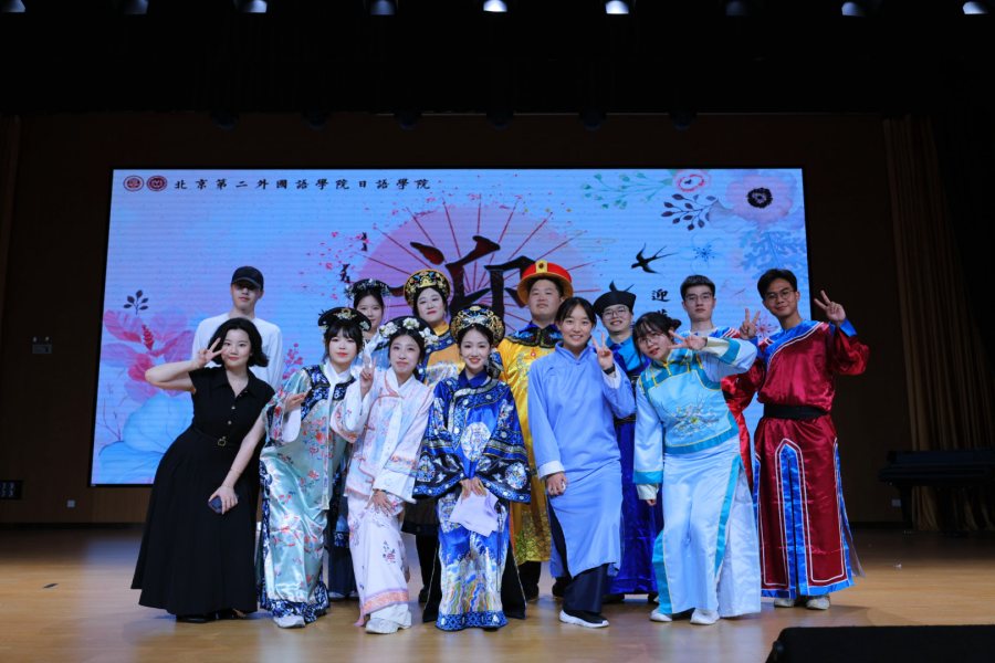 大學(xué)院一年生の作品「宮廷の諍い女」（寫真提供?北京第二外國(guó)語(yǔ)學(xué)院）