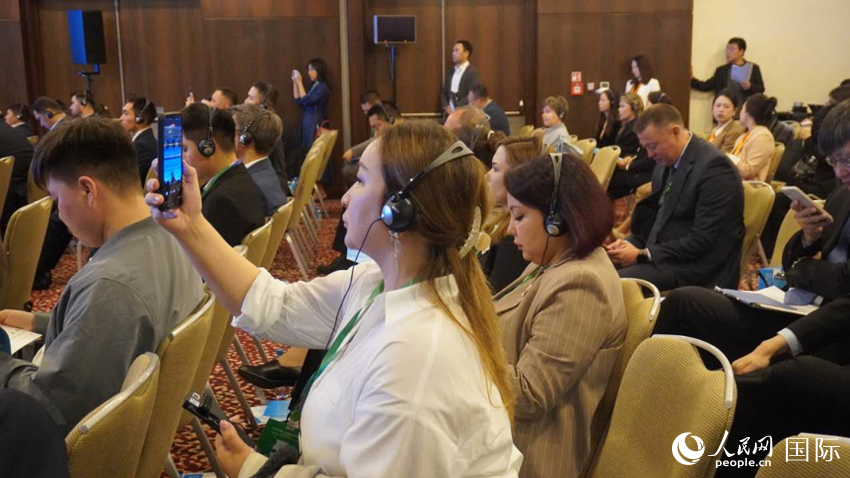 會場で寫真を撮影する出席者（撮影?曲頌）