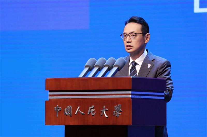 挨拶する在中國日本國大使館の金杉憲治大使（寫真提供?主催者）。