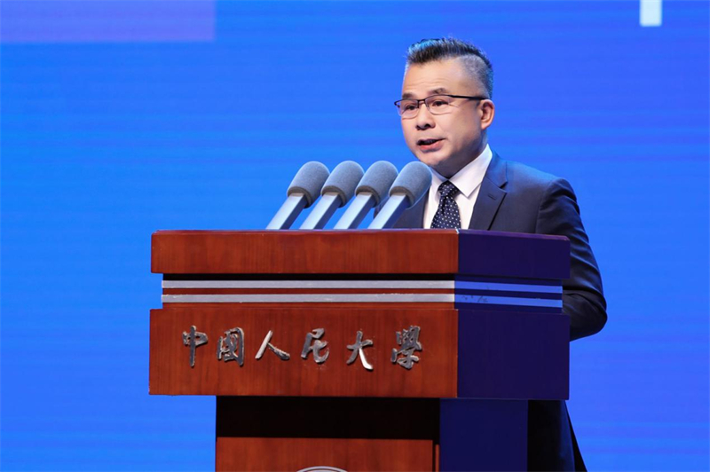 挨拶する中國人民大學(xué)の鄭新業(yè)副學(xué)長（寫真提供?主催者）。