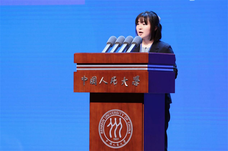 スピーチを行う日本の青年代表?吉田彩乃さん（寫真提供?主催者）。