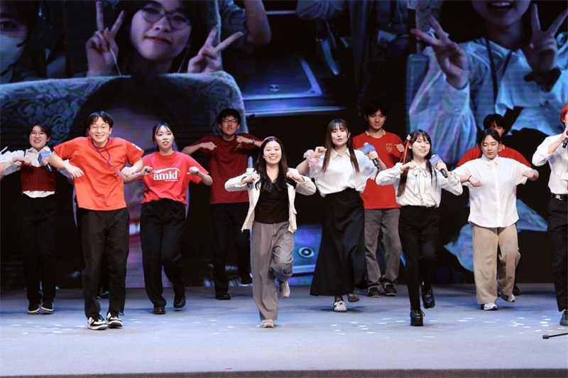 踴りながら「戀するフォーチュンクッキー」を歌う青年たち（寫真提供?主催者）。