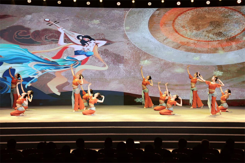 舞踴「敦煌」（寫真提供?主催者）。