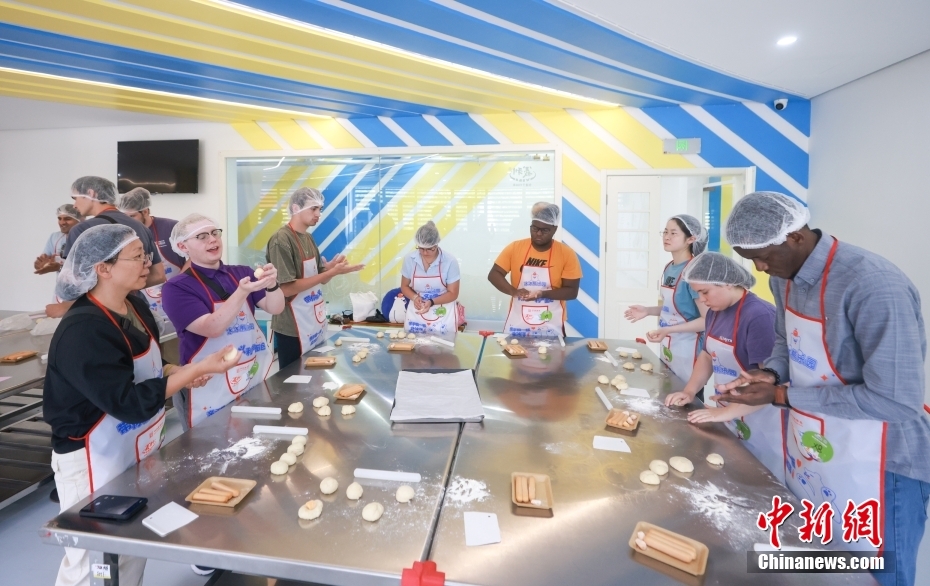 留學(xué)生が老舗食品工場(chǎng)を見學(xué)　北京