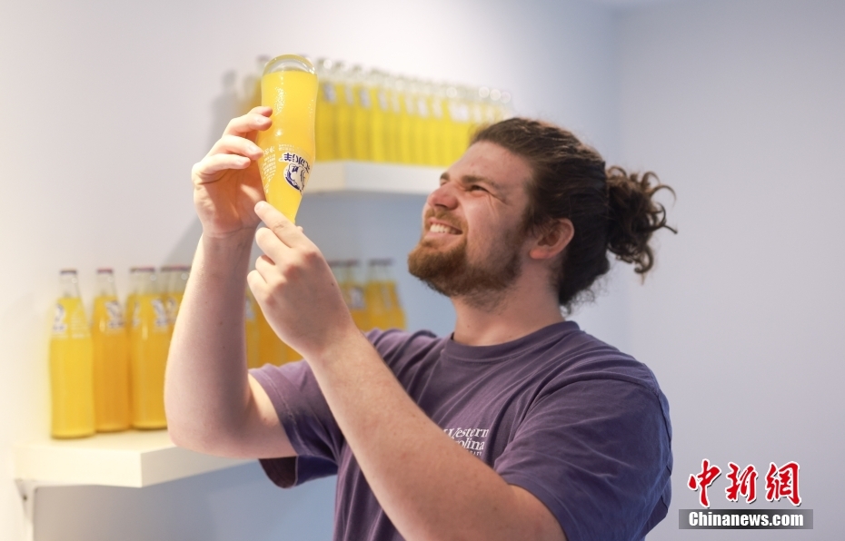 留學(xué)生が老舗食品工場(chǎng)を見學(xué)　北京