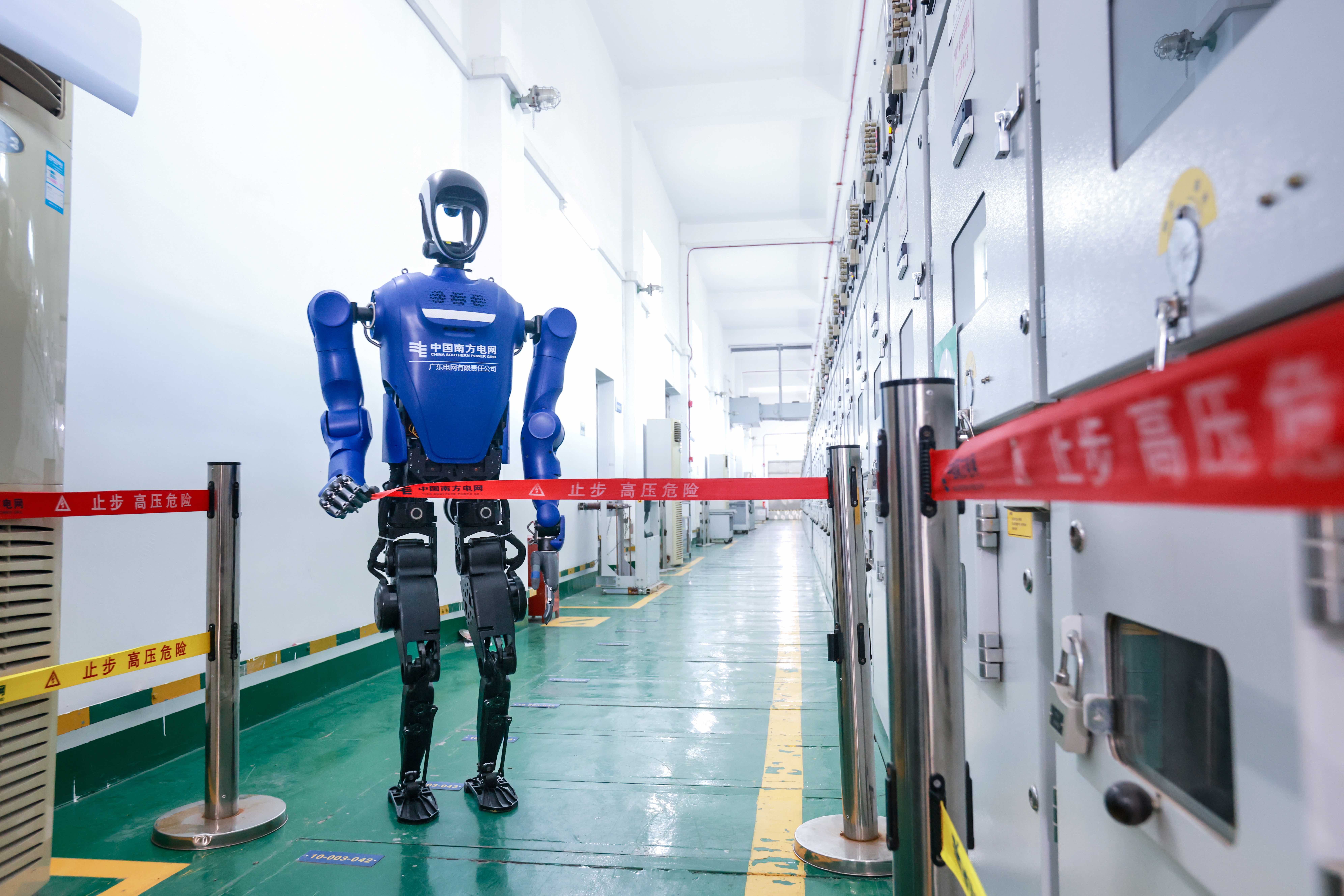 広東電網(wǎng)の人型ロボットが5月9日、第15回運(yùn)動會重要電力供給保証変電所で運(yùn)用開始された。寫真は囲い設(shè)置作業(yè)を行うロボット。撮影?高方華