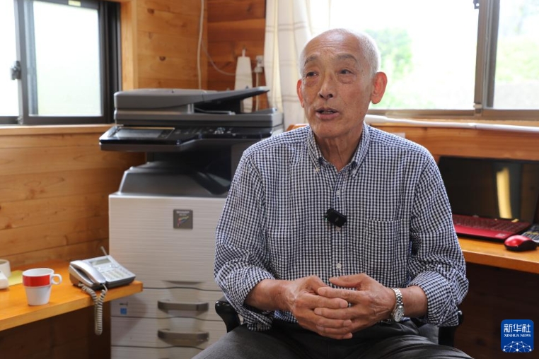 取材に答える長野県駒ヶ根市在住の竹上勝利さん（5月19日撮影?陳沢安）。