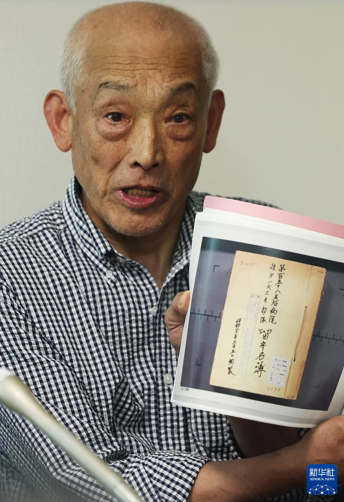 東京の國立公文書館で、中國侵略日本軍細菌戦部隊「登第1644部隊」の留守名簿が公開された後に行われた説明會で説明する竹上勝利さん（5月14日撮影?賈浩成）。