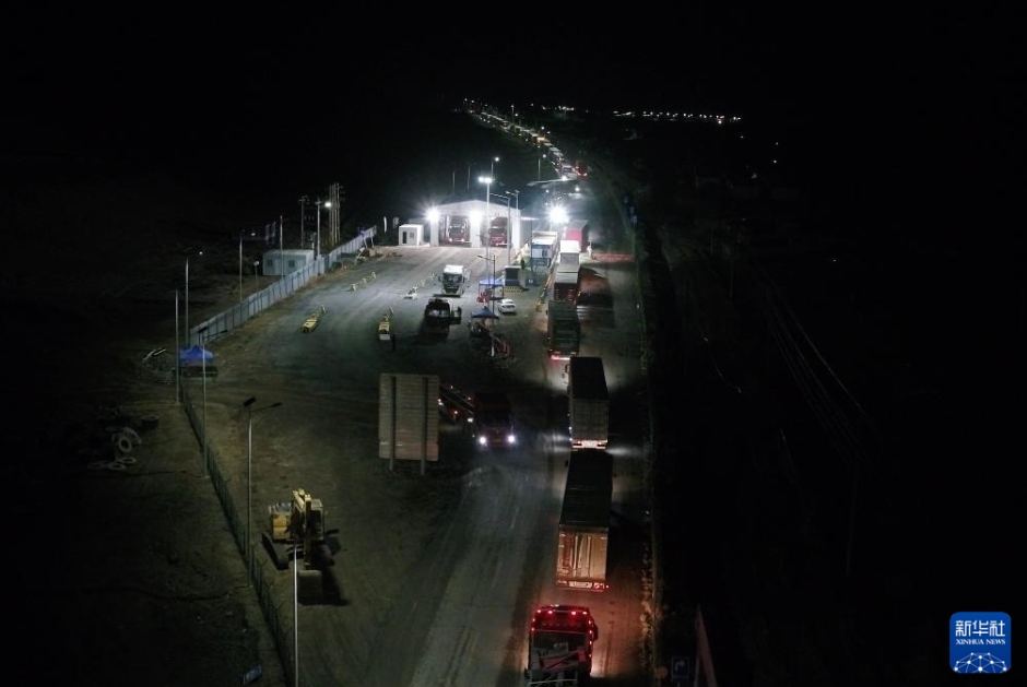 新疆伊爾克什坦通関地のゲート前で通関審査を受ける車両（6月2日撮影?費(fèi)強(qiáng)）。