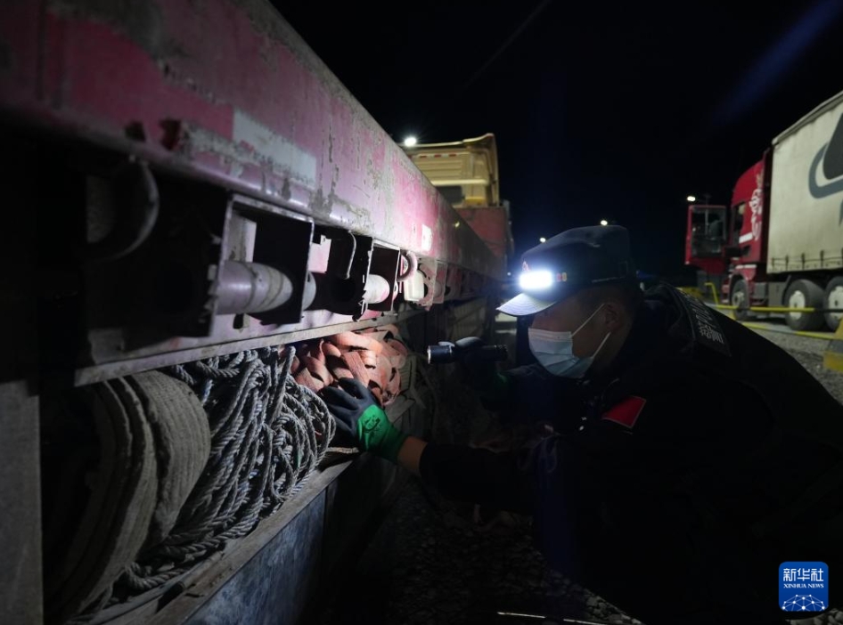 伊爾克什坦通関地で週7日24時(shí)間體制による貨物通関手続き試行スタート　新疆