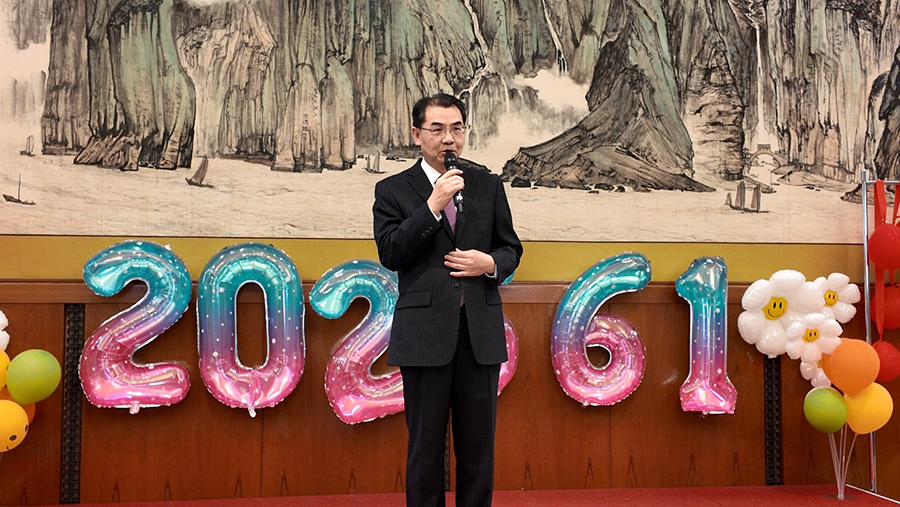 挨拶する?yún)医岂v日大使 （撮影?許可）。